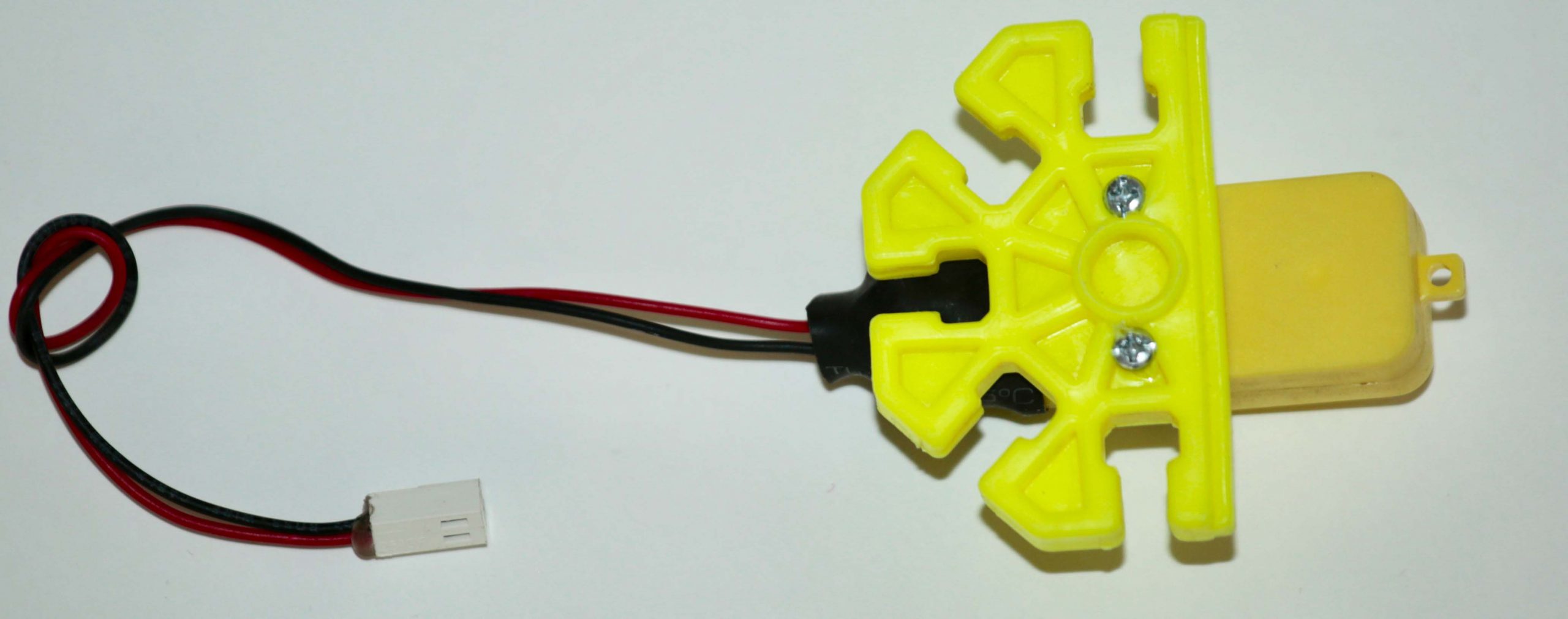 مهندسی خلاقیت - موتور ربوکنترل با پنج پر زرد